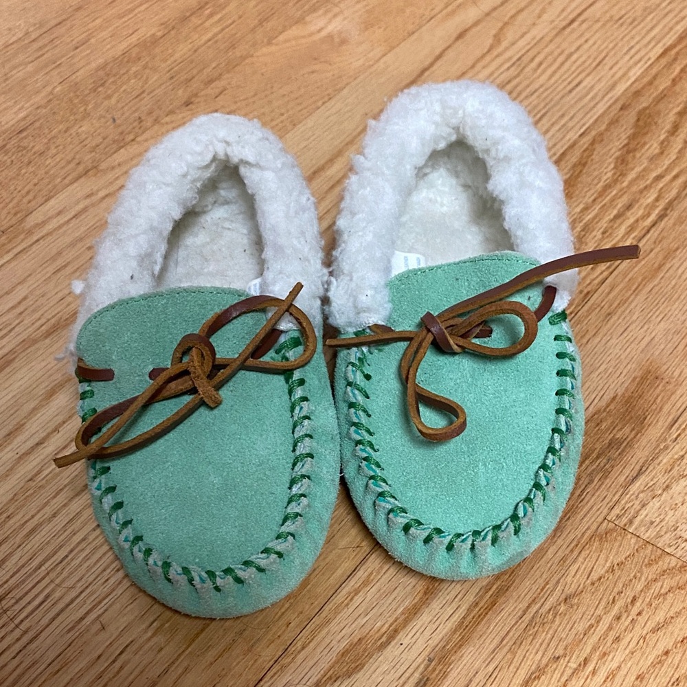 Kids size Large Green Moccasin Slippers 100% real wool and leather like new!